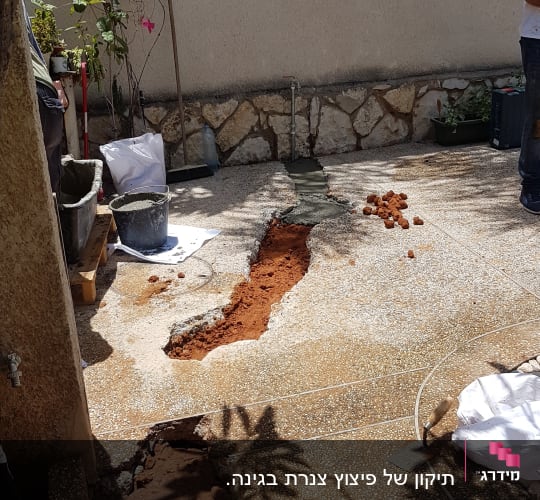 חפירה ברצפה עם כלי עבודה וצינורות